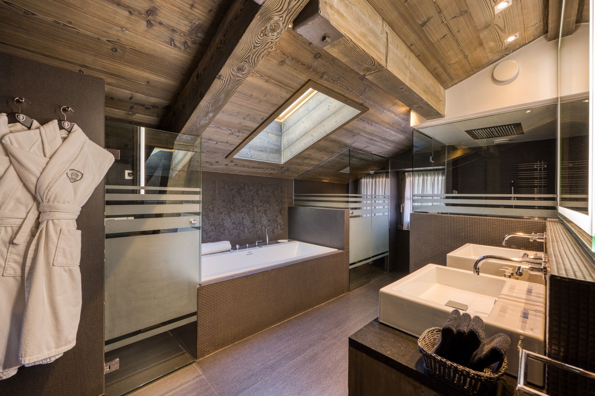 luxury chalet 9 Rooms for seasonal rent on MEGEVE (74120)