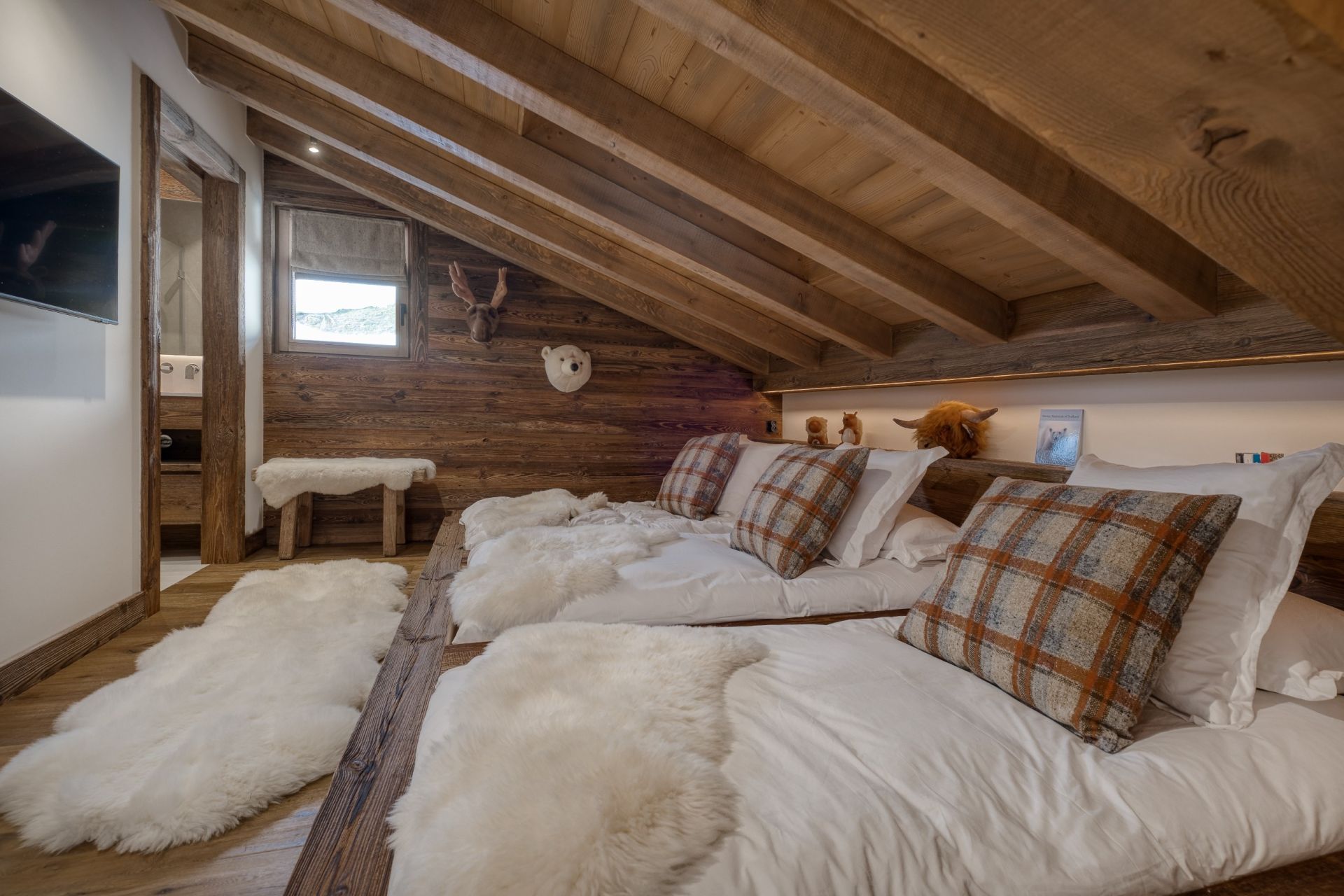 luxury chalet 8 Rooms for seasonal rent on MEGEVE (74120)