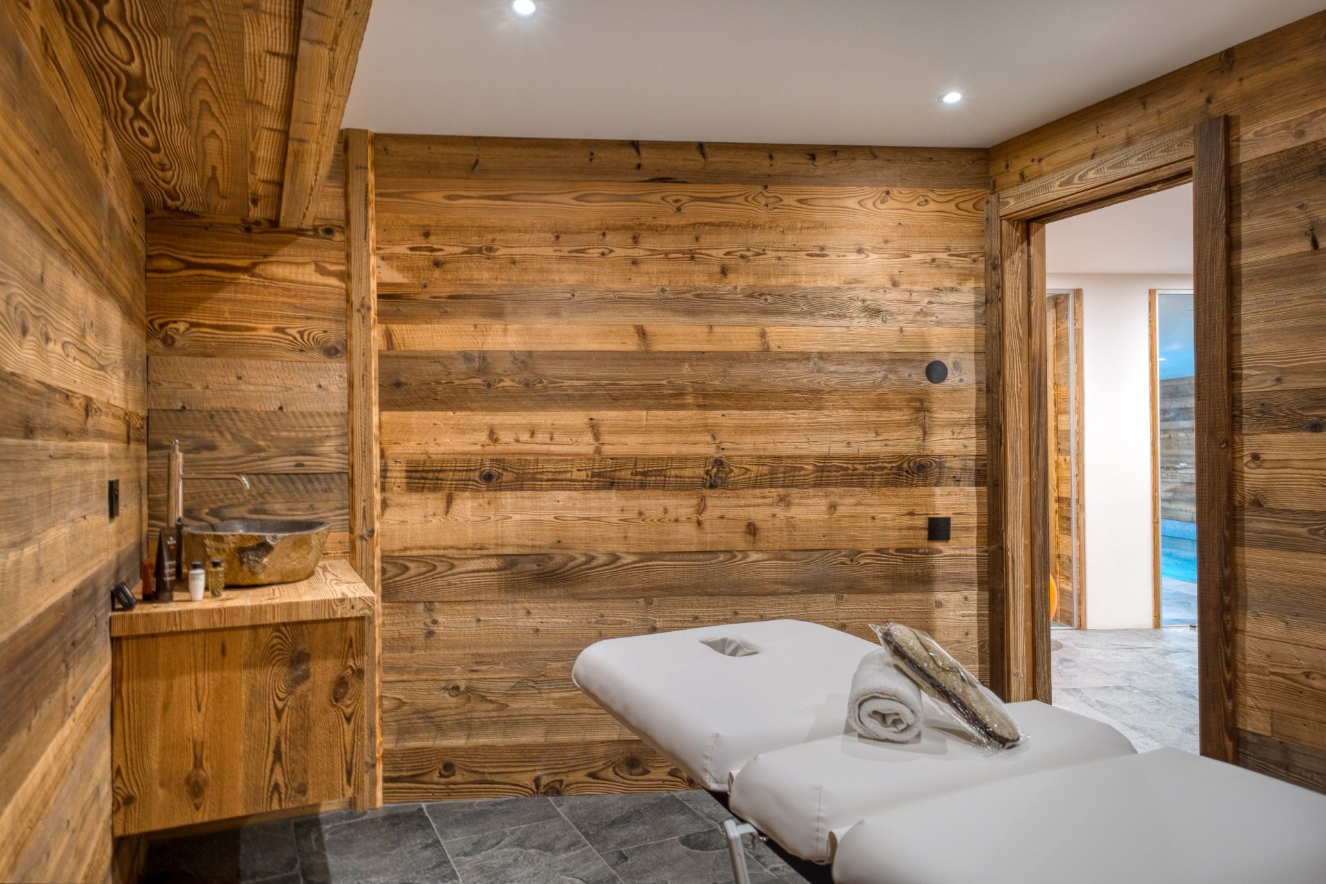 luxury chalet 10 Rooms for seasonal rent on MEGEVE (74120)