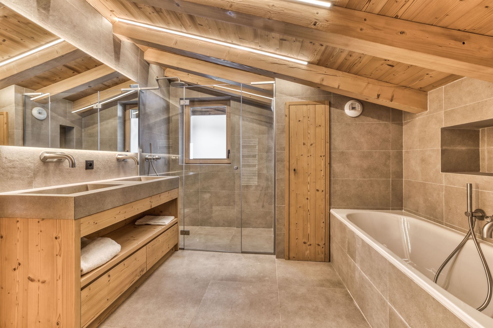 luxury chalet 8 Rooms for seasonal rent on MEGEVE (74120)