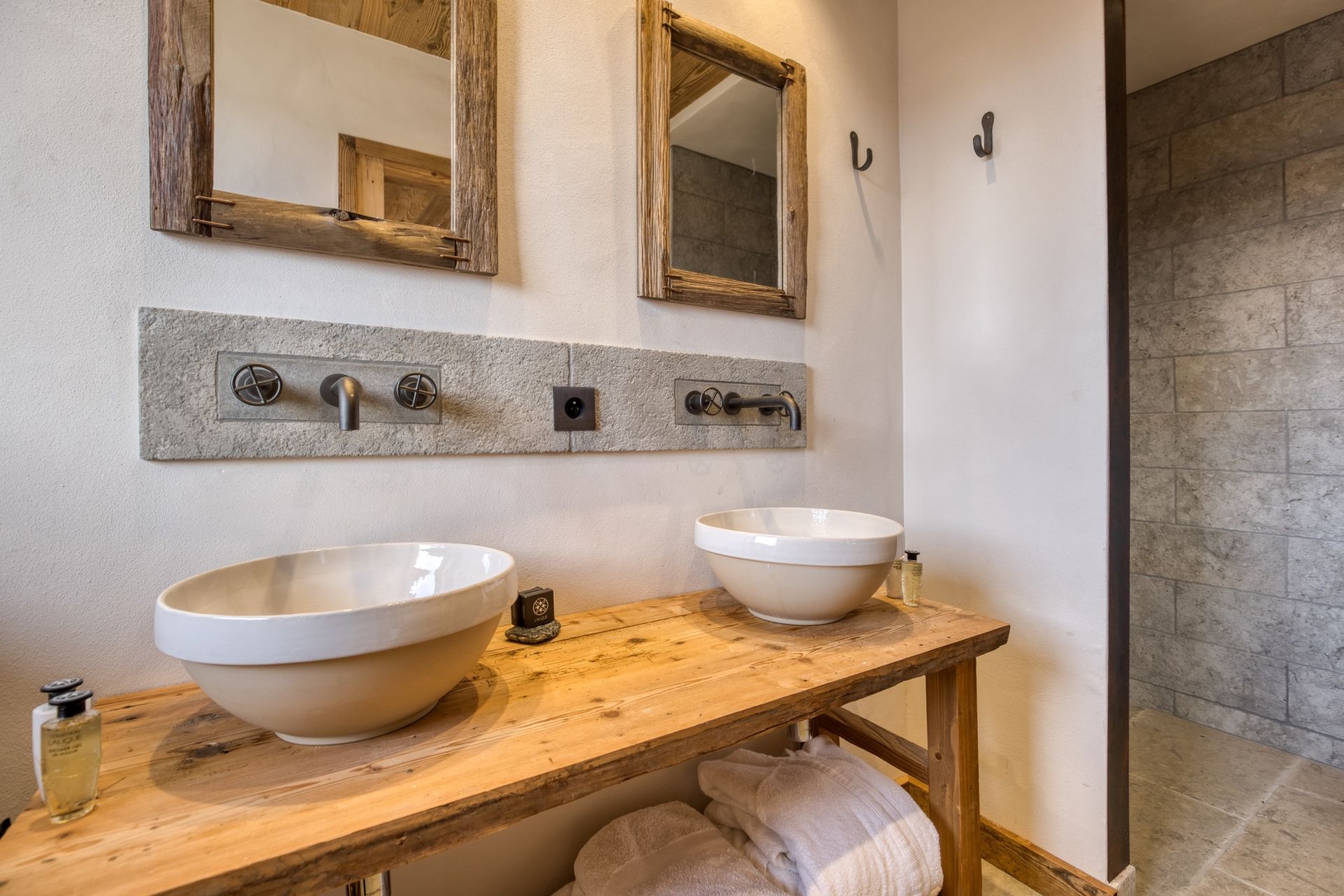 luxury chalet 9 Rooms for seasonal rent on MEGEVE (74120)