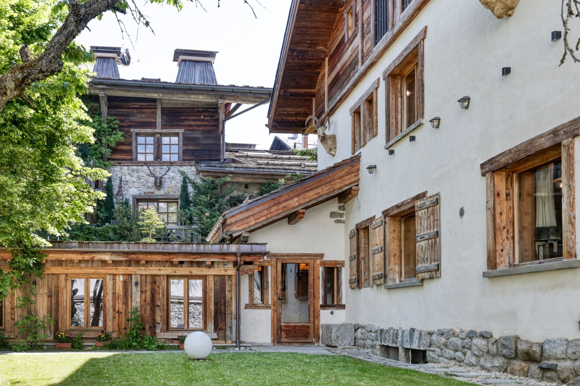 luxury chalet 8 Rooms for seasonal rent on MEGEVE (74120)