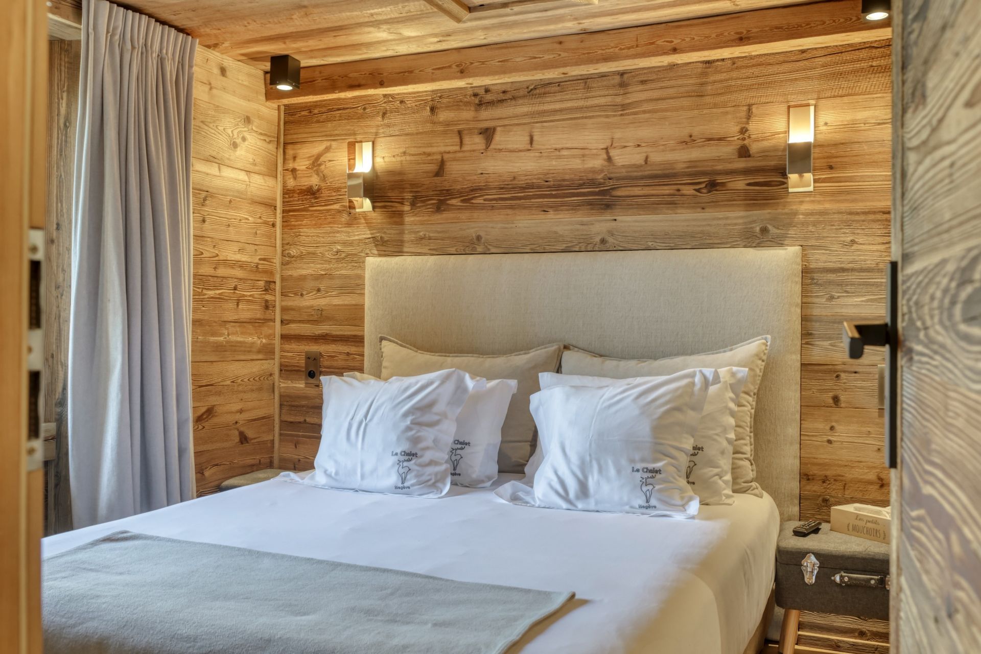 luxury chalet 8 Rooms for seasonal rent on MEGEVE (74120)