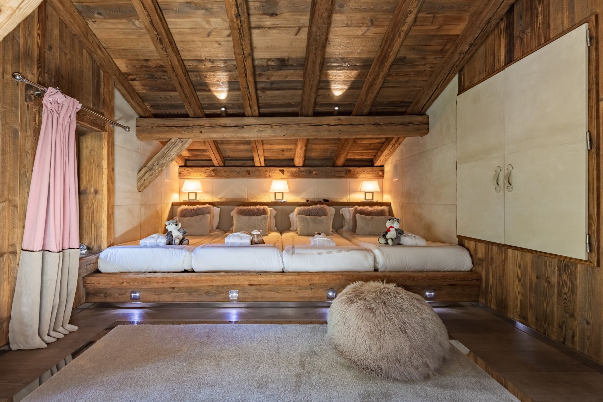 luxury chalet 11 Rooms for seasonal rent on MEGEVE (74120)