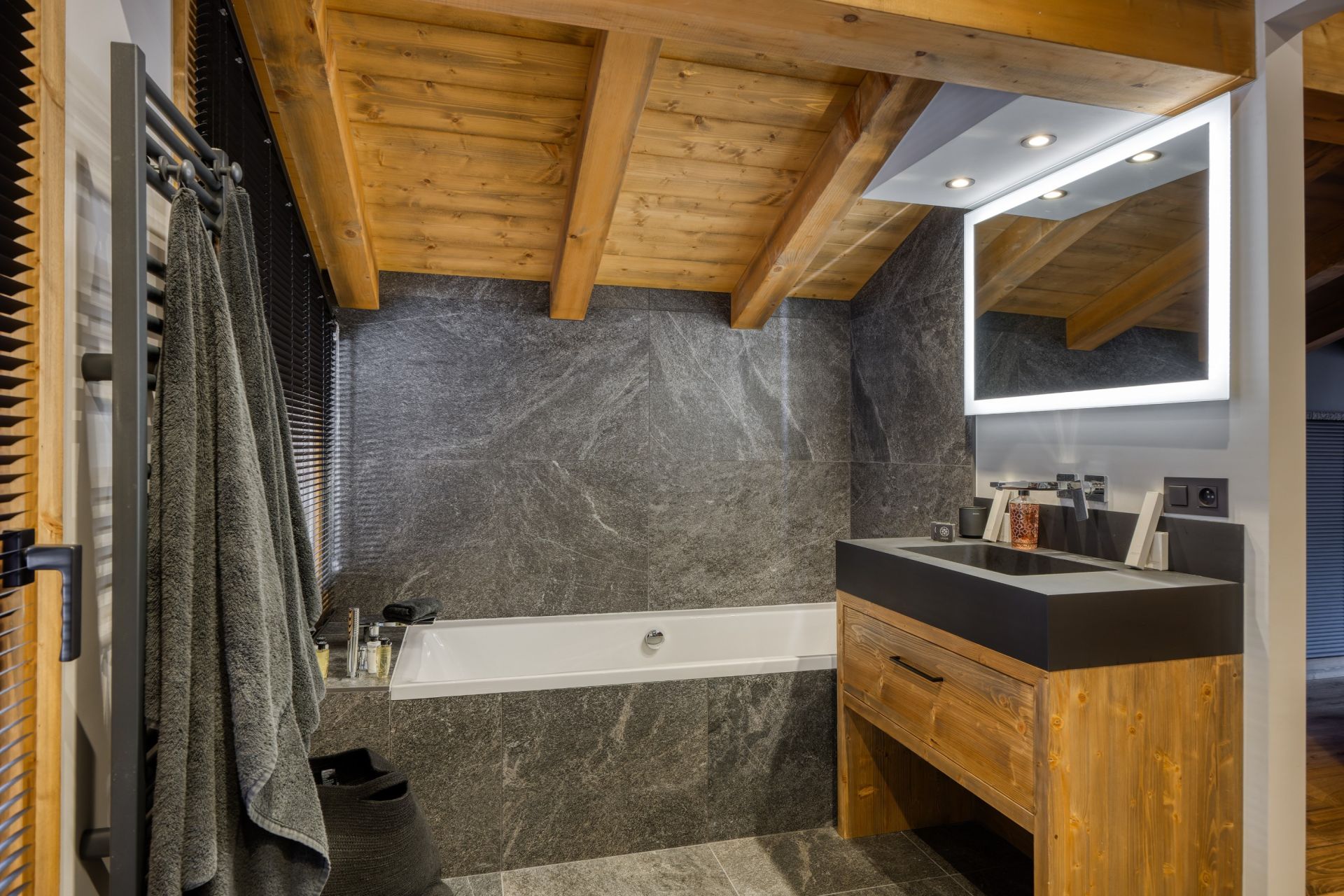 luxury chalet 8 Rooms for seasonal rent on MEGEVE (74120)
