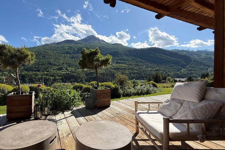 luxury chalet 7 Rooms for sale on ST CHAFFREY (05330)