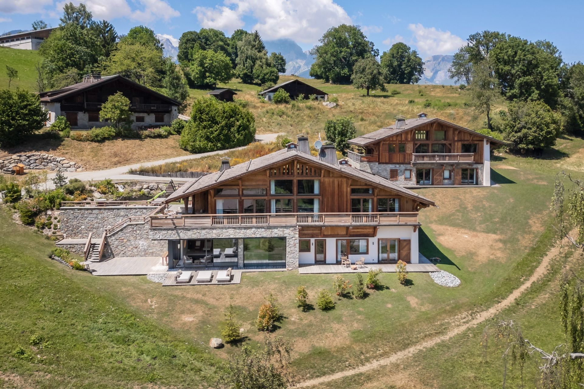 luxury chalet 13 Rooms for seasonal rent on MEGEVE (74120)