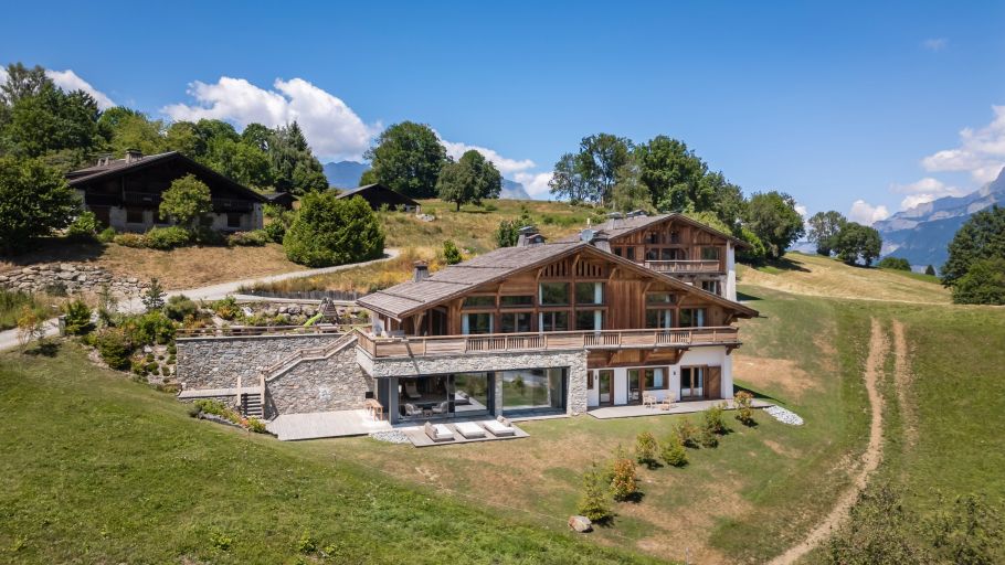 luxury chalet 13 Rooms for seasonal rent on MEGEVE (74120)