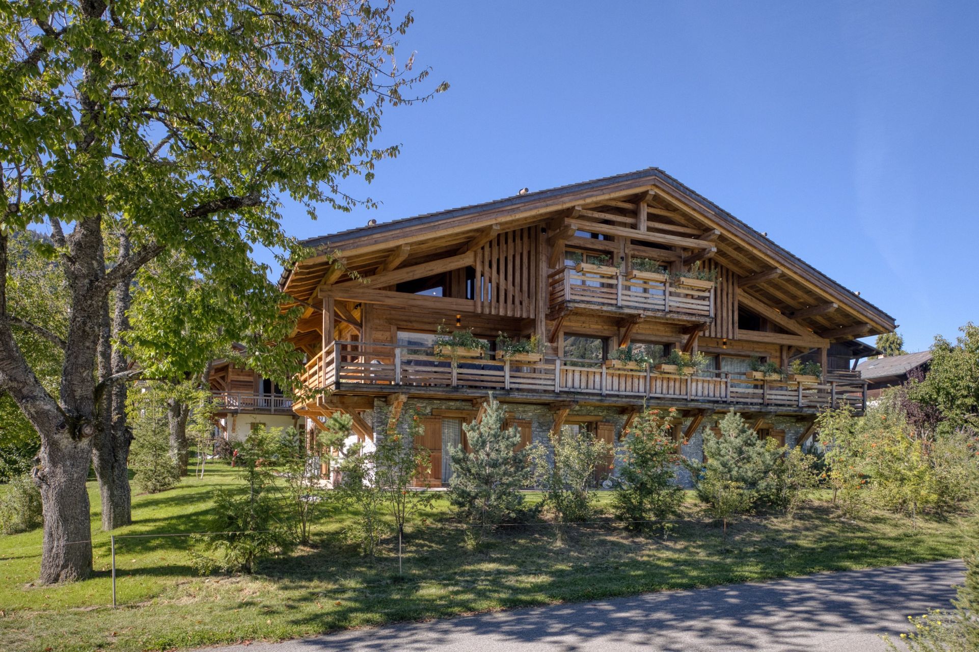 luxury chalet 8 Rooms for seasonal rent on MEGEVE (74120)