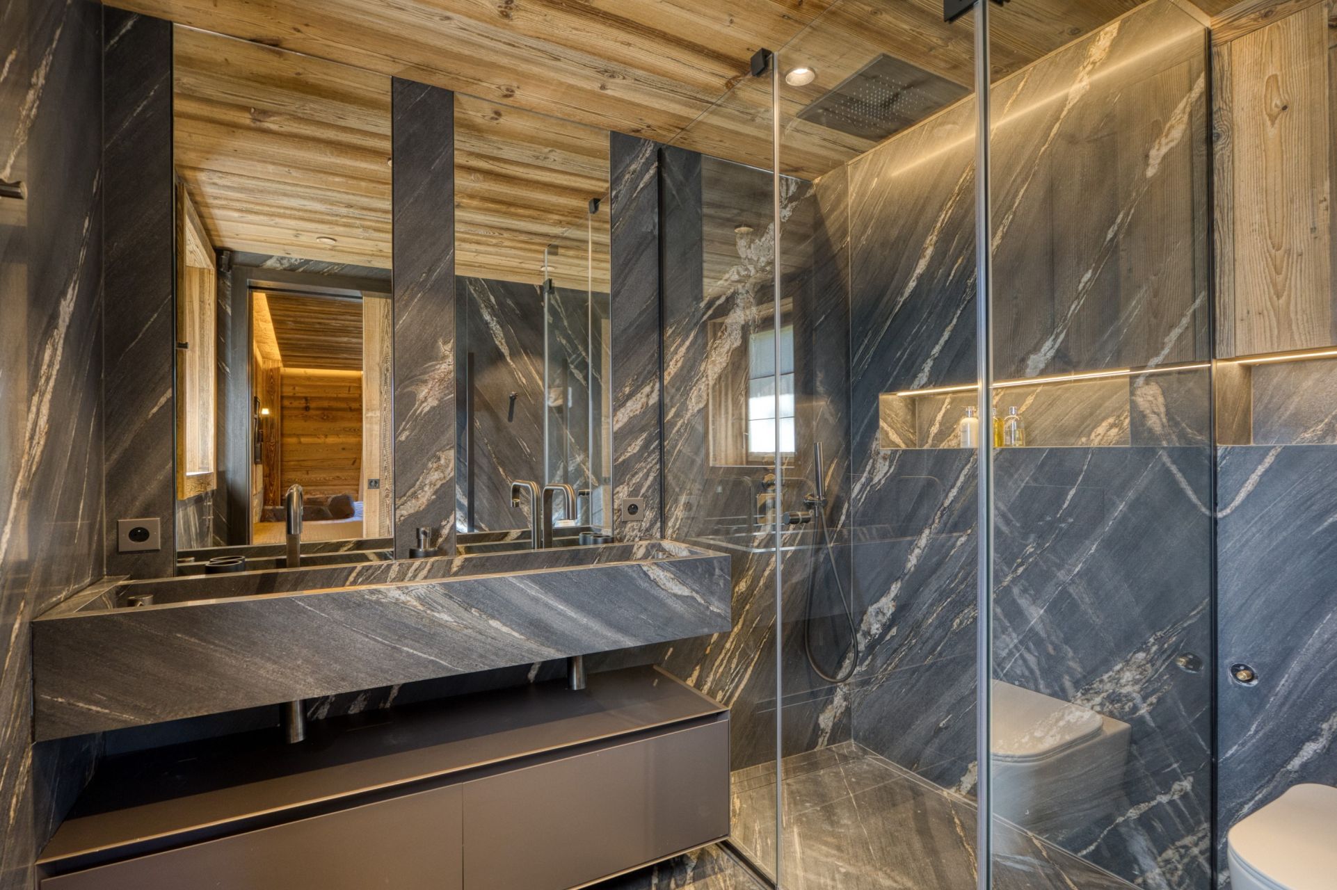 luxury chalet 8 Rooms for seasonal rent on MEGEVE (74120)
